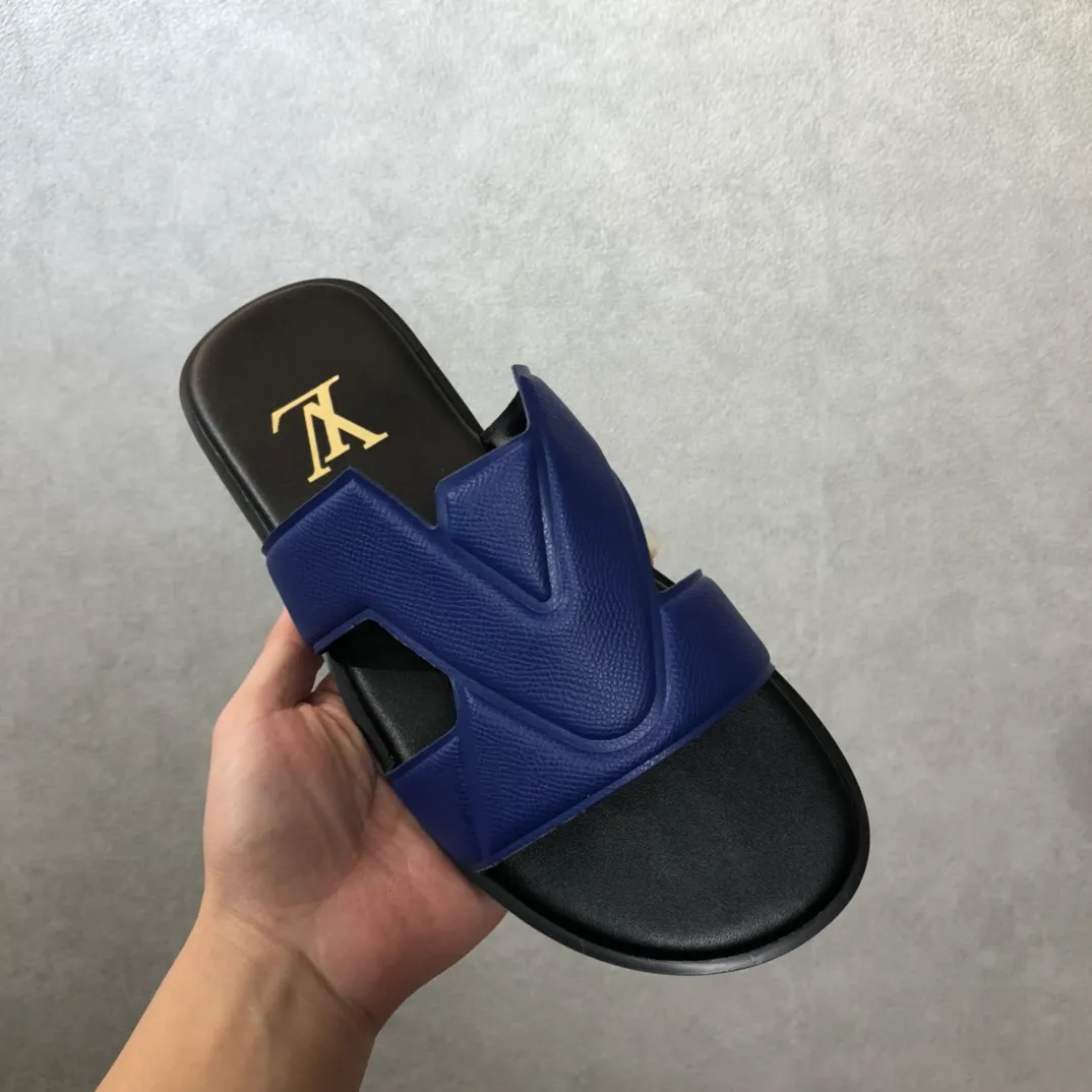 Factory price: 270💰LV counters are selling new brand luxury men's slippers, casual, loose and comfortable. The must-have model in the picture above [Happy][Happy], multiple colors available Size: 38-44, customized 45